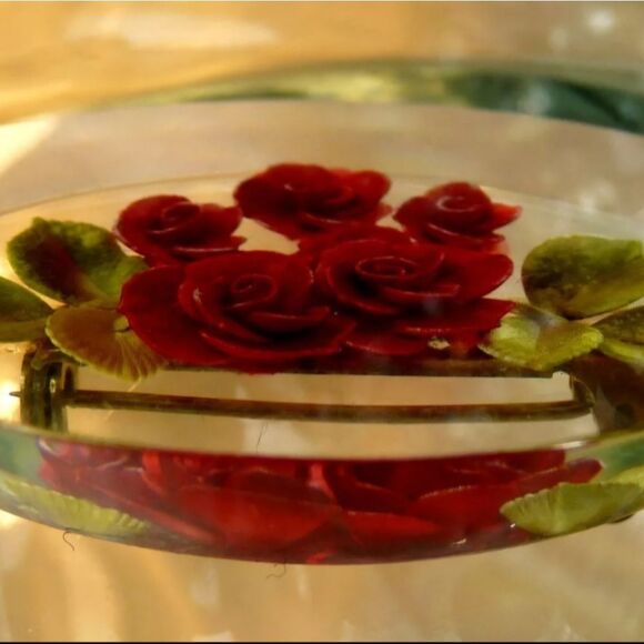 LOVELY VTG REVERSE CARVED LUCITE HAND PAINTED RED ROSES BEVELED EDGE PIN BROOCH - Picture 5 of 7